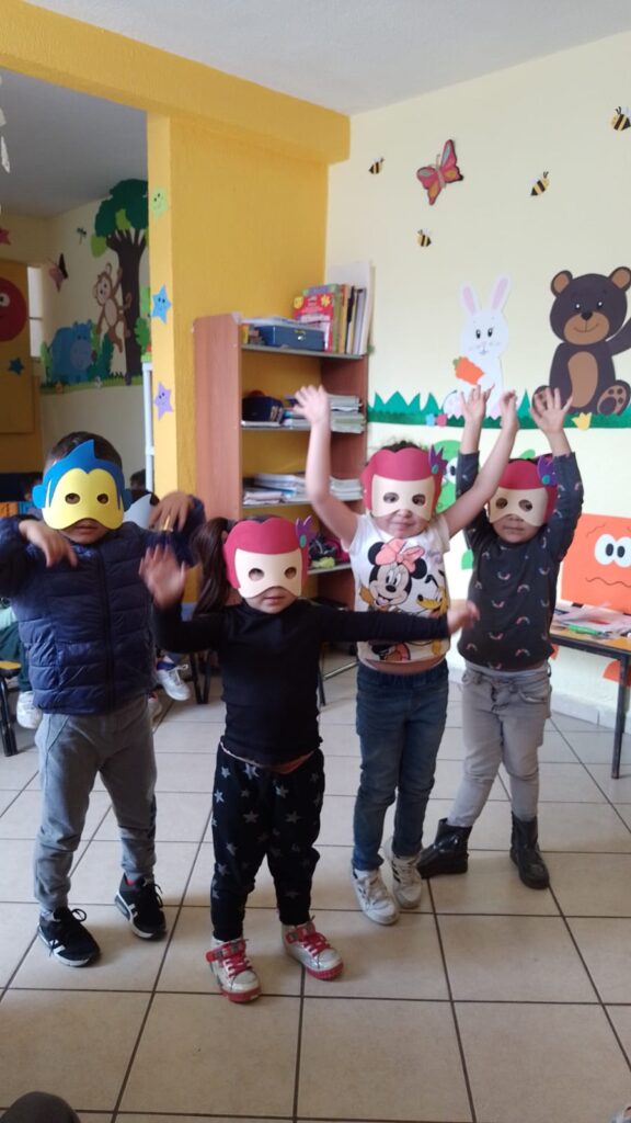 Niños jugando en Rayitos de Sol